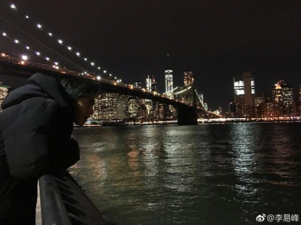 李易峰纽约河畔赏夜景 万家灯火下神情专注且悠然