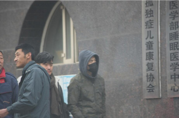 赫子铭现身精神病院曝高清照 网友:真不是炒作吗?