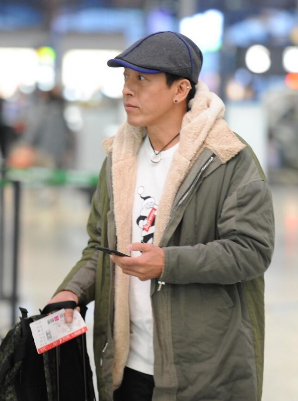 “令狐冲”吕颂贤独自现身机场 低调十足无人识