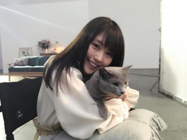 日清纯女星有村架纯晒爱抚小猫照片,笑容灿烂