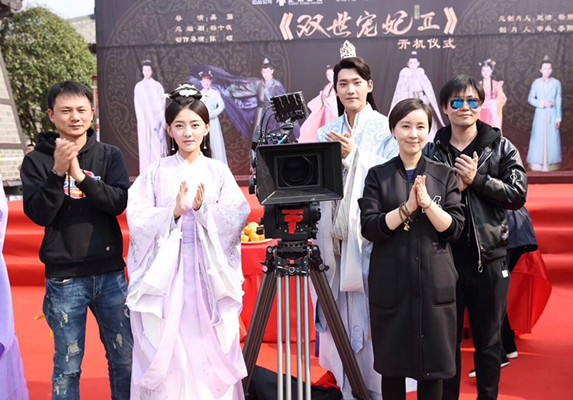 梁洁现身《双世宠妃2》开机 甜萌释放少女心