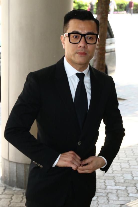 梁汉文被控酒驾现身法院 黑西装一言不发表情严肃