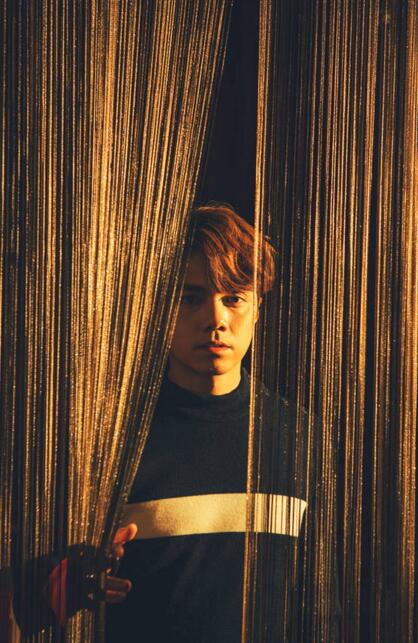张敬轩复古杂志写真曝光 自称是游走虚拟世界的宅男