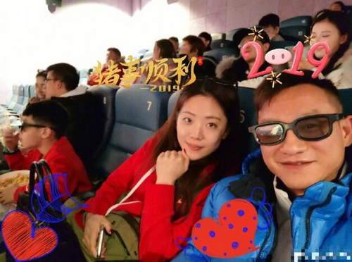 杨威晒一家三口照 夫妻二人对镜自拍大秀恩爱