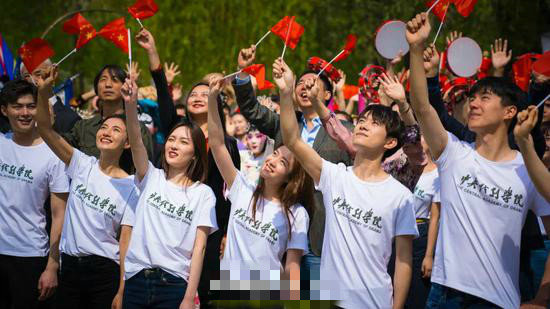 中戏师生合唱《我爱你中国》 陈好易烊千玺刘昊然现身