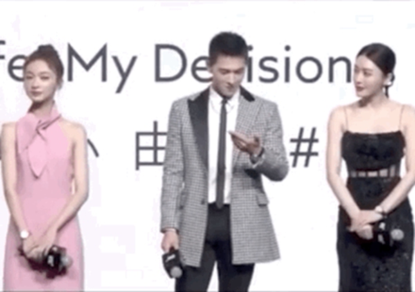 杨洋台上偷看小抄被发现 霸道总裁秒变小可爱