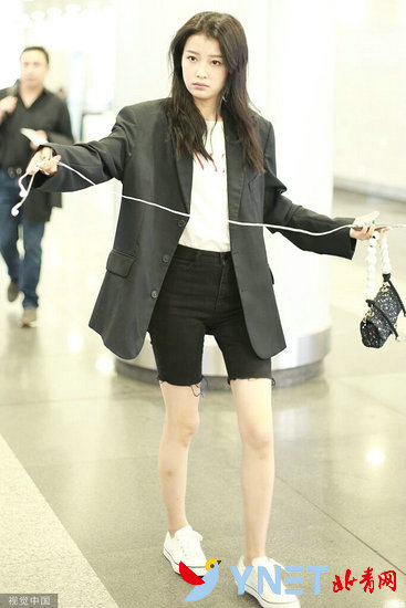 孙怡似偷穿董子健西服 踩白鞋长腿笔直纤细