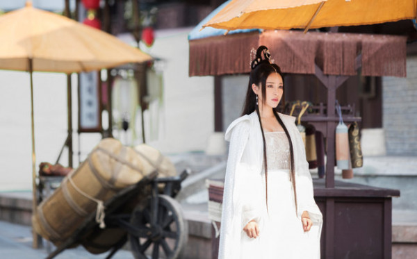 甘婷婷新片《花神绛妃》曝唯美剧照 演绎花神缱绻柔情