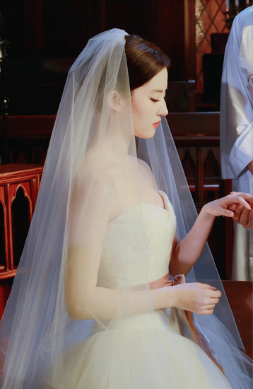 当娱乐圈小花旦穿上婚纱,郑爽灵动清纯