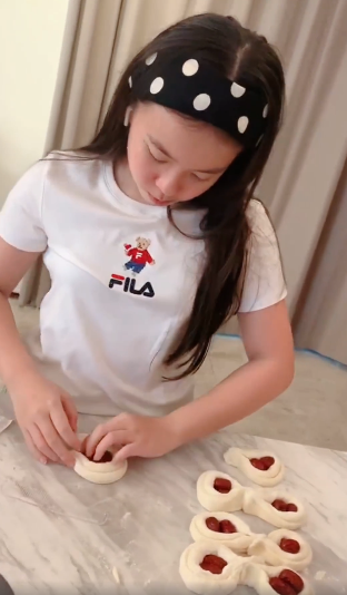 刘涛女儿变小厨娘,花式蒸枣馒头网友狂夸赞
