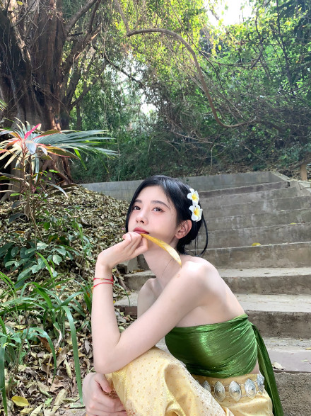 鞠婧祎傣族装扮赏心悦目 这也太美了吧!