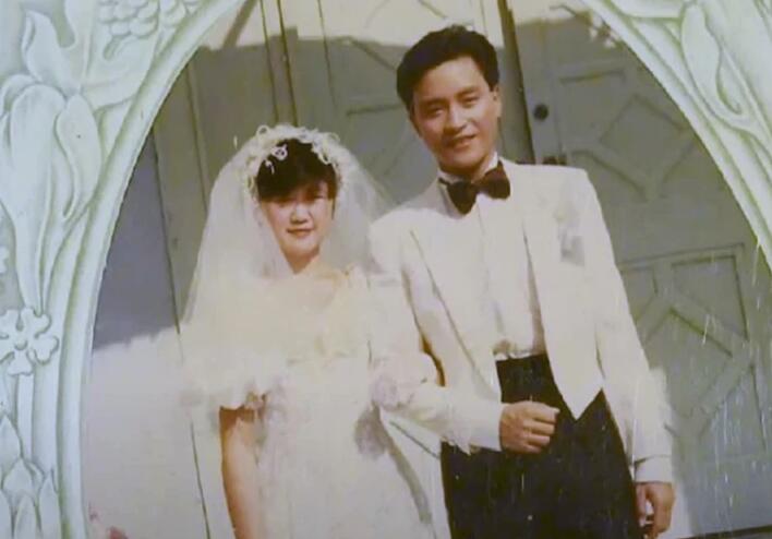 张国荣1985年绝密婚纱照曝光,哥哥穿白色礼服,和歌迷在礼堂前手挽手