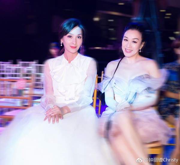 钟丽缇杨恭如同框比美 性感优雅