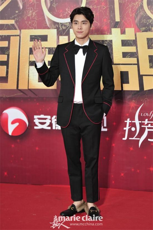 盘点娱乐圈最适合穿西装的男艺人 李易峰蔡俊涛帅出新高度