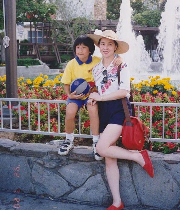 房祖名晒儿时合照为妈妈庆生 林凤娇备感温馨