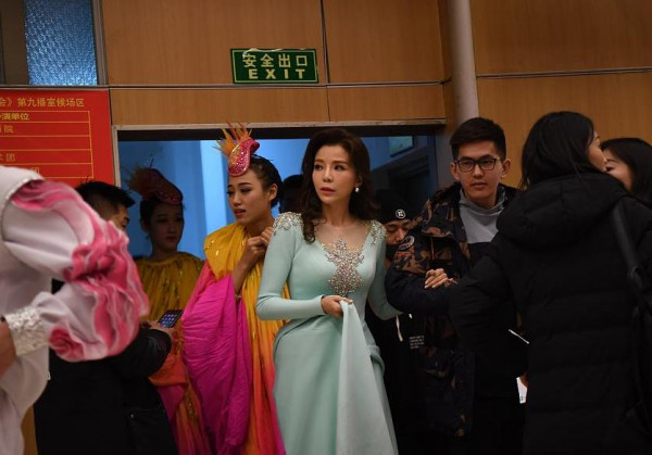 央视春晚彩排后台:朱迅状态良好 吴京摸头小武将