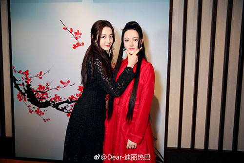 迪丽热巴首尊蜡像揭幕 网友:美美美!