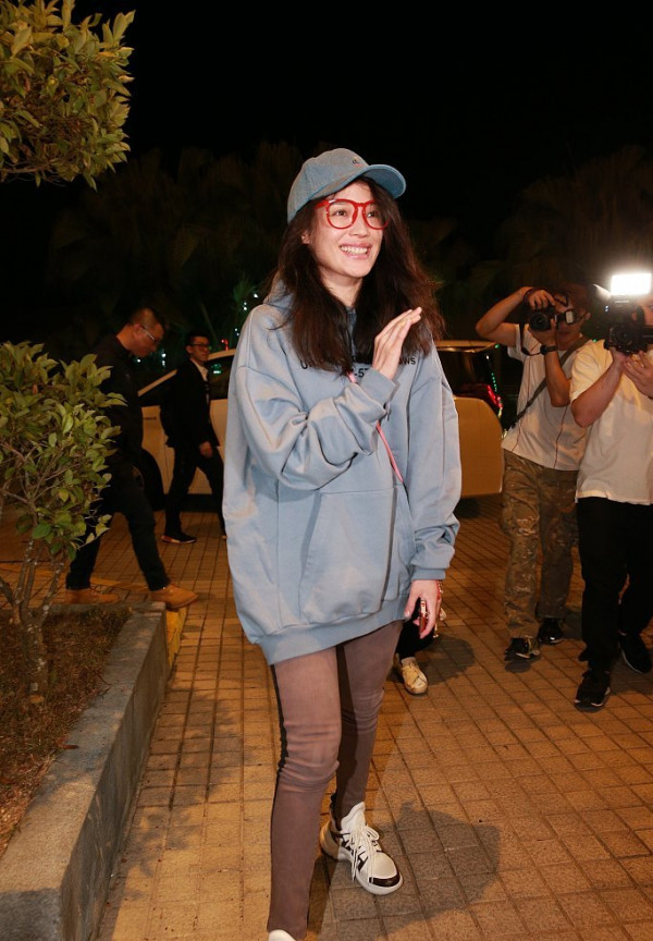 导演刘伟强庆生 舒淇素颜到场不见老公