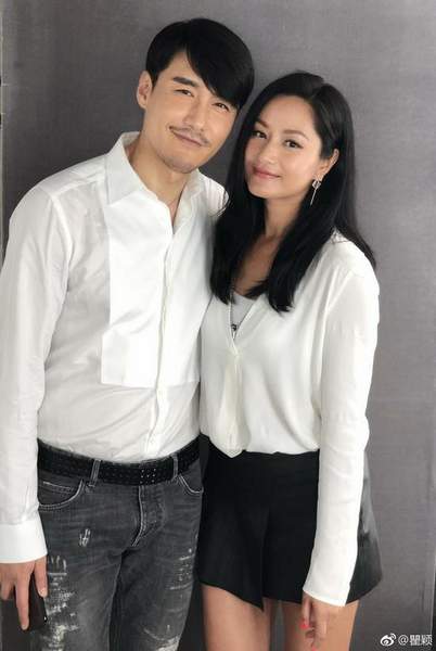瞿颖晒和胡兵亲密照:回忆有你每个瞬间都美好