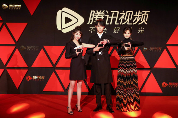 吴佳怡上海出席活动 红毯造型小秀性感引热议