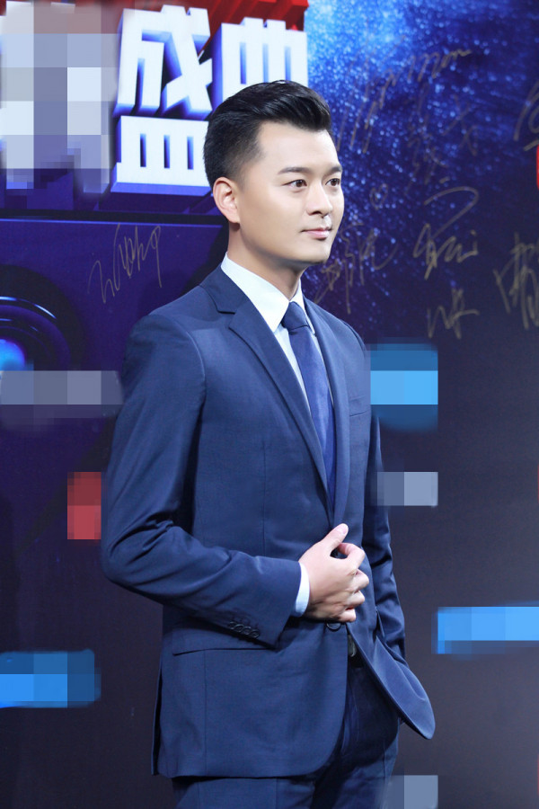 张戈受邀某时尚盛典 亮相尽显绅士儒雅气质