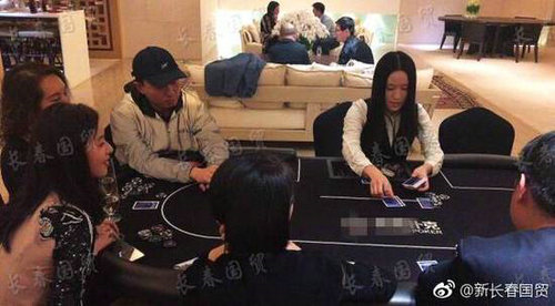 名媛社交!章泽天跑邓文迪豪宅打牌 表情亮了