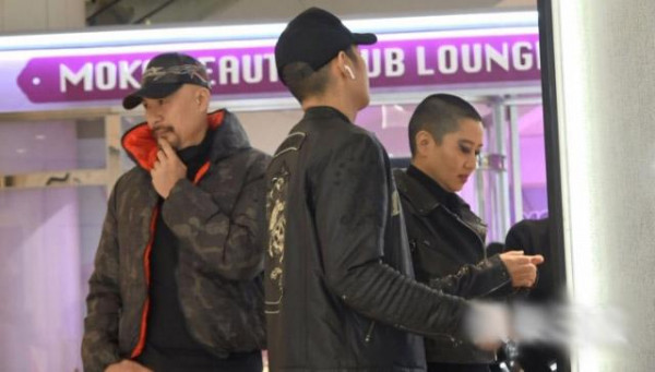 56岁徐锦江陪妻儿逛街购物,妻子的发型太扎眼