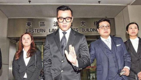 单手捡电话导致撞车意外 梁汉文承认醉驾
