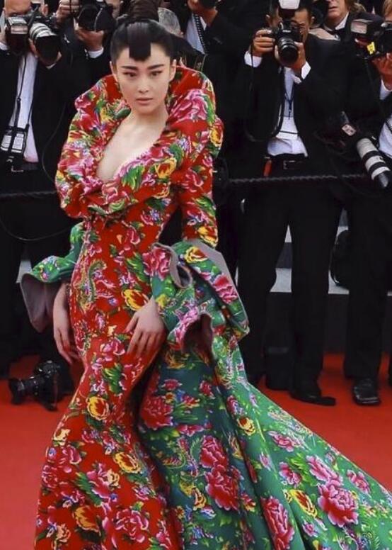 盘点女星奇葩红毯造型,张馨予成功抢镜