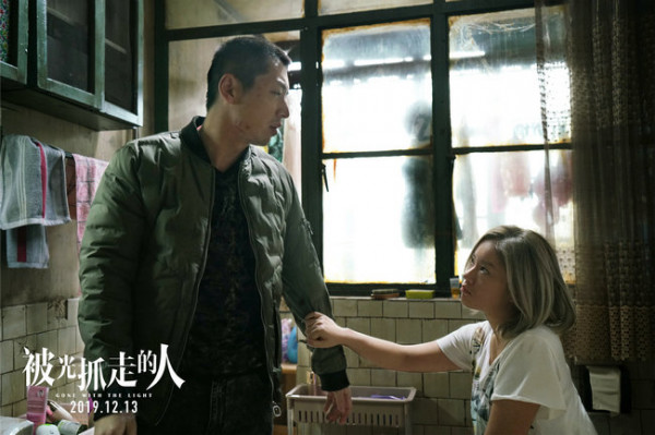《被光抓走的人》曝光“王菊”版特辑 “卑微菊姐”在线cue黄渤求合作