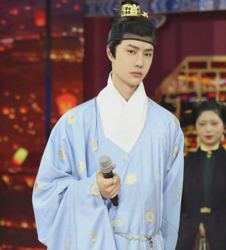王一博回归《天天向上》再现古装造型:“没想到出去一趟回来还要粘头套!”