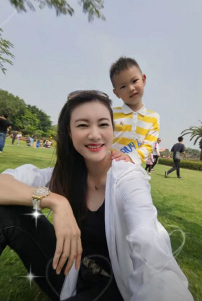 林丹老婆谢杏芳带儿子出游 母子草地玩耍画面有爱