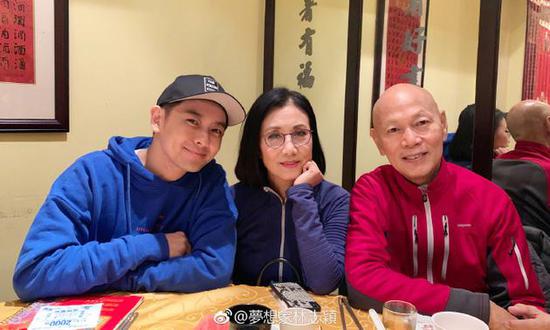 满满的回忆!林志颖晒与罗家英汪明荃合影