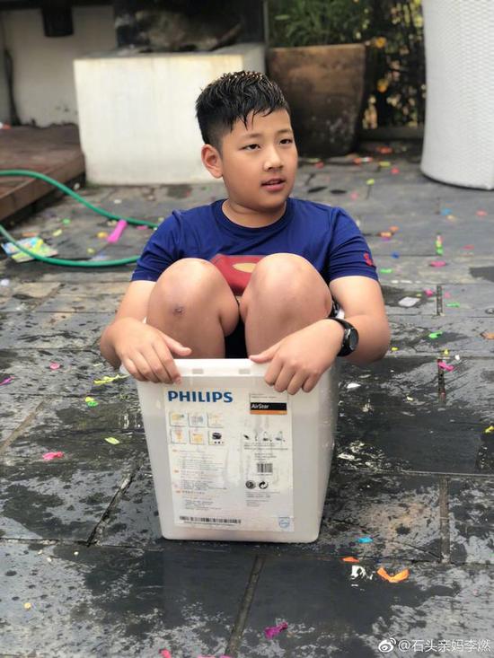 长成大男孩了!郭涛儿子石头蹲塑料桶头发湿漉漉