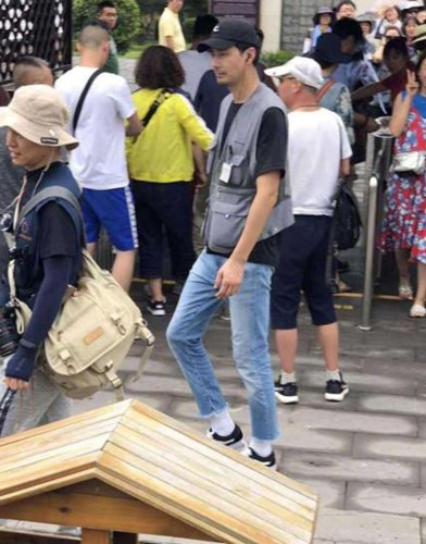 笑喷!赵寅成跟老年团游吉林,土味画风十足!