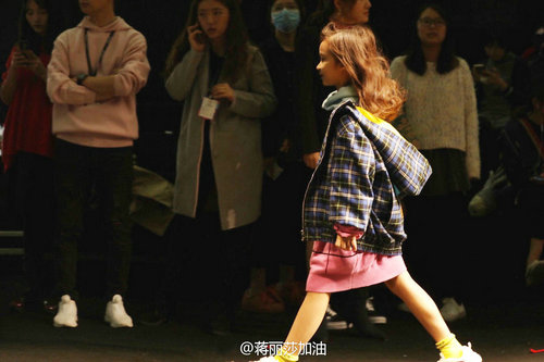 陈浩民妻子晒儿女T台走秀照 三宝贝让其惊喜