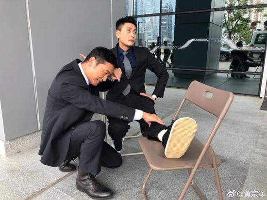 黄宗泽腿伤享受至尊待遇 苗侨伟按腿当圣诞礼物