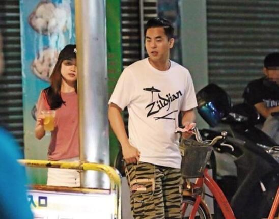 柯有伦2年女友长相首次曝光!脸蛋白皙身材好