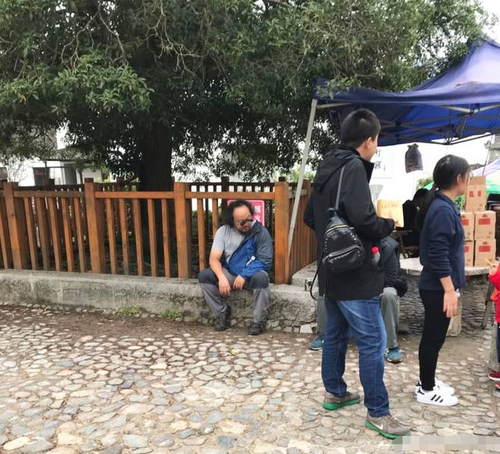 49岁窦唯被偶遇看起来像60 头发凌乱坐石阶不敢认