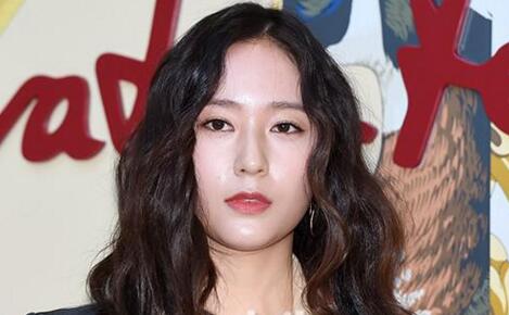 Krystal郑秀晶烫波浪卷发 脸颊变圆润疑发福