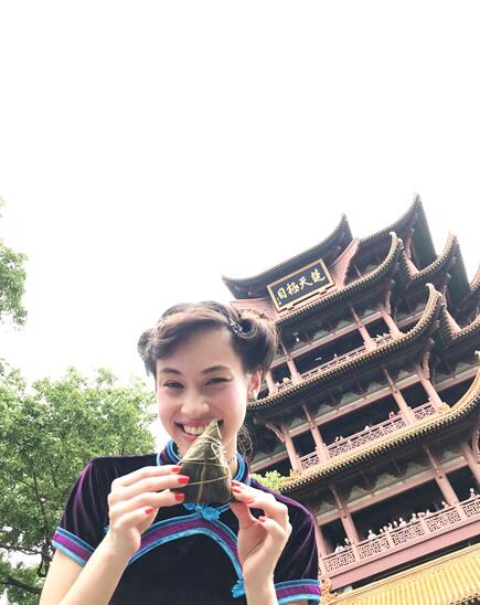 水原希子黄鹤楼登高 旗袍小妞纤细腰肢显俏丽