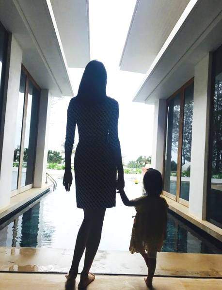 张梓琳夫妇牵女儿秀最萌身高差 胖妹爬楼梯超可爱