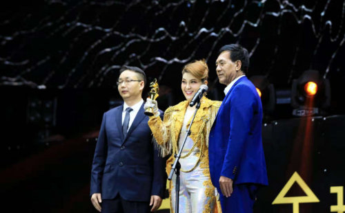 乌兰图雅荣获2018全球华语金曲奖最高奖项“善德风尚奖”