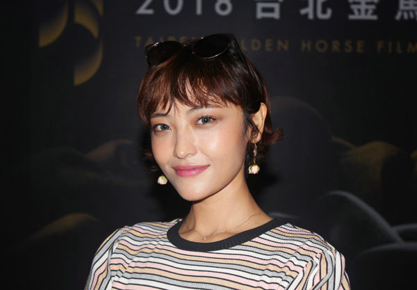 电影《幻土》金马展映 粉丝又见郭月热情包围