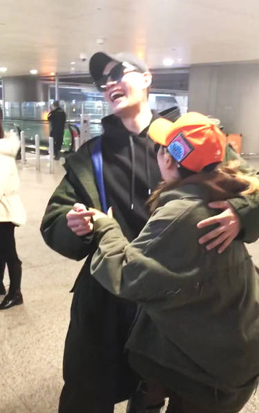 网友晒偶遇经超和小李琳视频 两人全程搂抱爱意满满