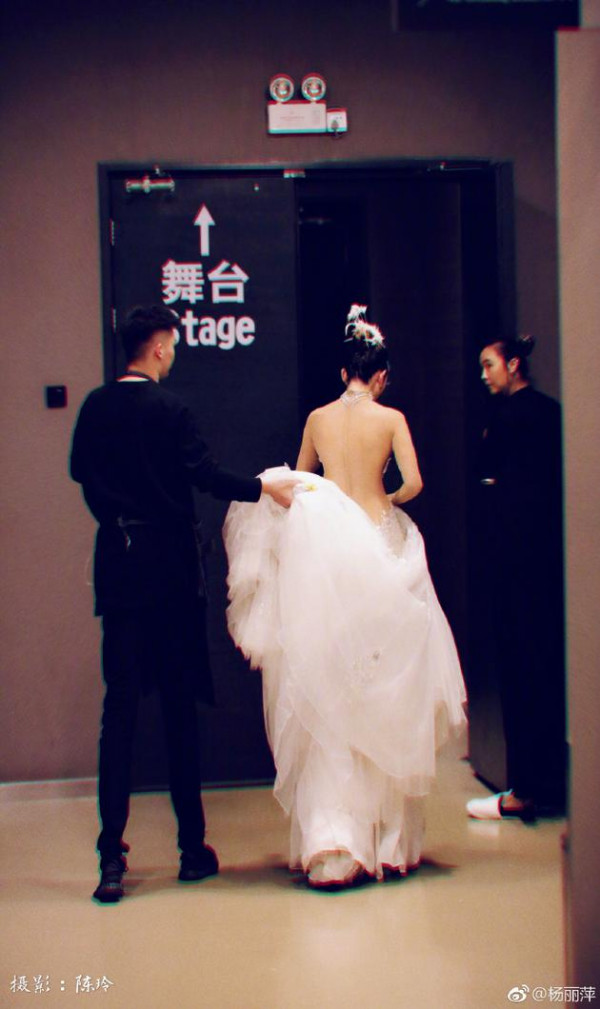 60岁杨丽萍晒背影照 纤细美背显露无遗