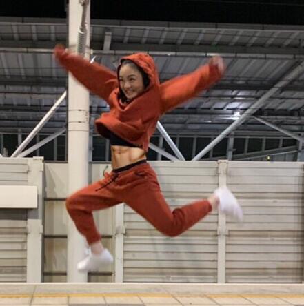徐佳莹高铁站玩蹦高 乍现“冰块盒腹肌”笑翻网友
