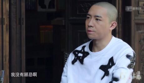 俞灏明谈让担架给Selina:是我做过最男人的事